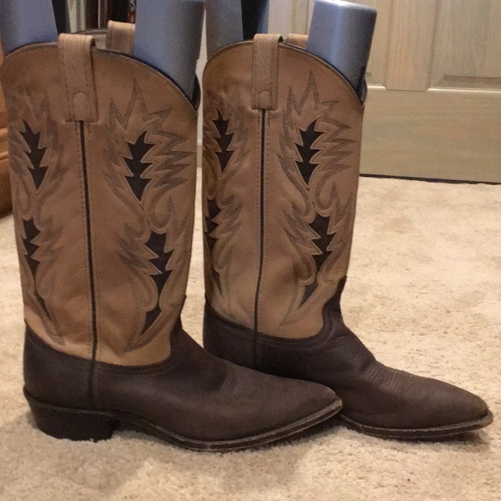 Saba’s Chocolate and tan cowboy boots Size 9